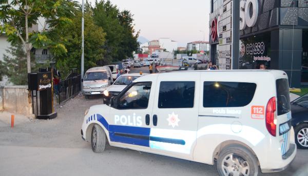 Aksaray’da dehşete düşüren olay! Düğünde havaya ateş açıp, 2 kişiyi yaralayan şüpheli yakalandı - 1