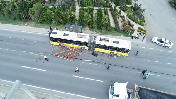 Son dakika: İstanbul'da kamyondaki demirler İETT otobüsüne düştü | Çok sayıda yaralı var