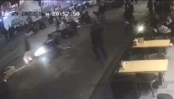 zeytinburnunda-acemi-motosikletli-lokantada-yemek-yiyenlere-carpti-1666074546512.jpg Zeytinburnu’nda acemi motosikletli lokantada yemek yiyenlere çarptı - 2