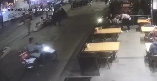 zeytinburnunda-acemi-motosikletli-lokantada-yemek-yiyenlere-carpti-1666074547526.jpg Zeytinburnu’nda acemi motosikletli lokantada yemek yiyenlere çarptı - 4