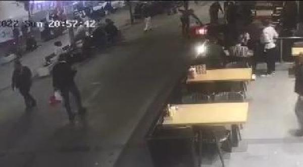 zeytinburnunda-acemi-motosikletli-lokantada-yemek-yiyenlere-carpti-1666074547675.jpg Zeytinburnu’nda acemi motosikletli lokantada yemek yiyenlere çarptı - 3