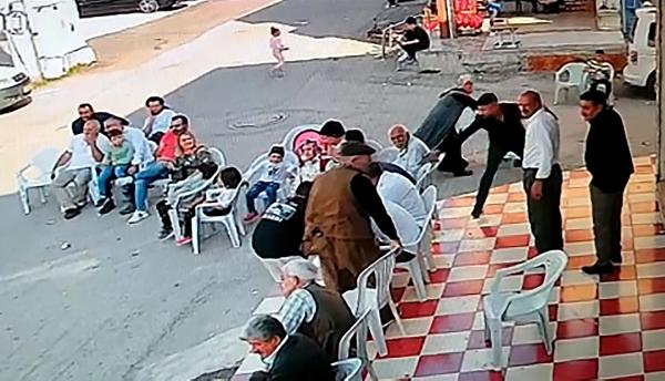 Adana’da sokak düğününde kan aktı! Sandalyede otururken vurulduğu anlar kamerada - 4