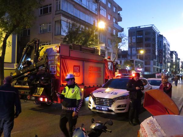1668148562175.jpg İstanbul’da feci kaza! Kaldırıma çıkan araç kadına çarptı - 4