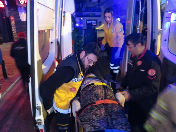 1668148565679.jpg İstanbul’da feci kaza! Kaldırıma çıkan araç kadına çarptı - 3