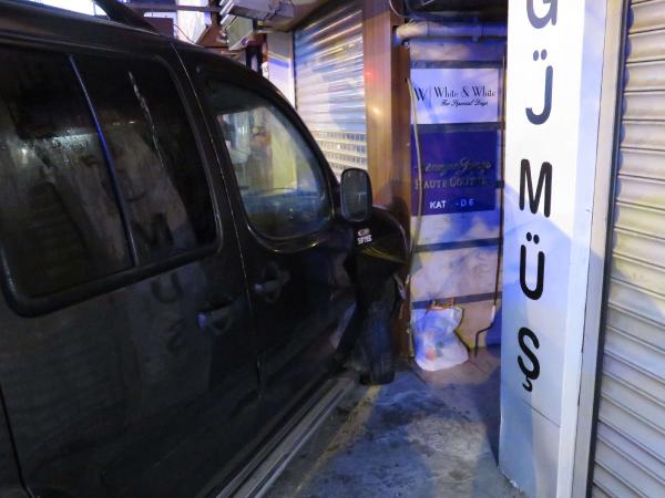 1668148566331.jpg İstanbul’da feci kaza! Kaldırıma çıkan araç kadına çarptı - 1