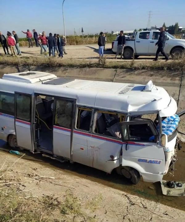 adanada-feci-kaza-otomobilin-carptigi-minibus-sulama-kanalina-dustu-cok-sayida-yarali-var-1668417501667.jpg Adana’da feci kaza! Otomobilin çarptığı minibüs, sulama kanalına düştü | Çok sayıda yaralı var - 1