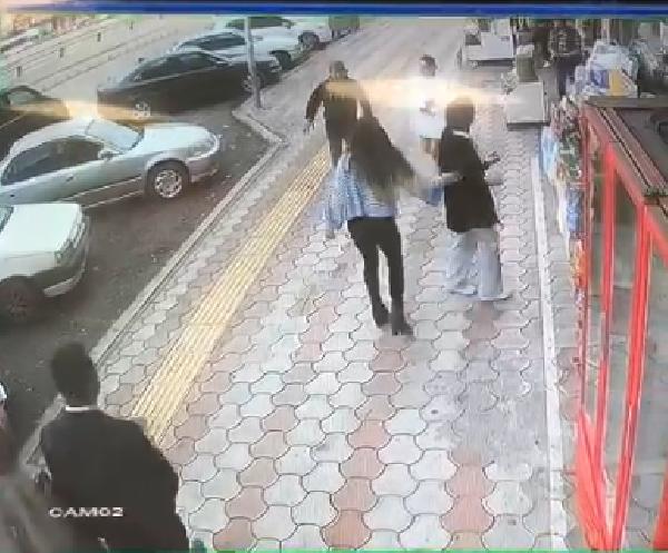 Hatay’da sokak ortasında rezalet! Kaldırımda yürüyen kızları önce taciz etti, sonra dövdü - 2