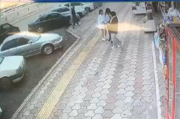 Hatay’da sokak ortasında rezalet! Kaldırımda yürüyen kızları önce taciz etti, sonra dövdü - 3