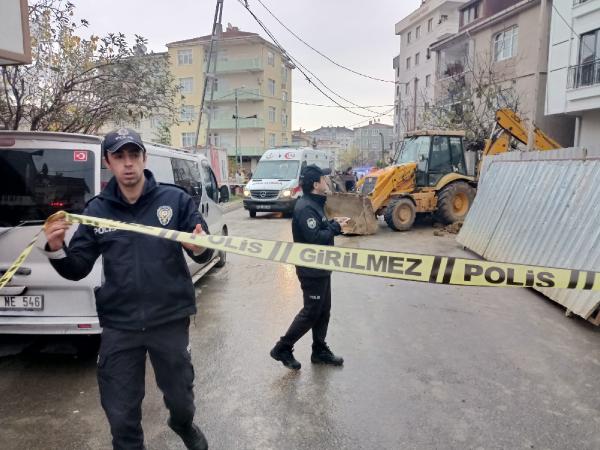 istanbulda-insaat-alaninda-gocuk-bir-isciyi-kurtarma-calismalari-suruyor-1670679351024.jpg İstanbul’da inşaat alanında göçük! İşçinin cansız bedeni çıkarıldı - 3