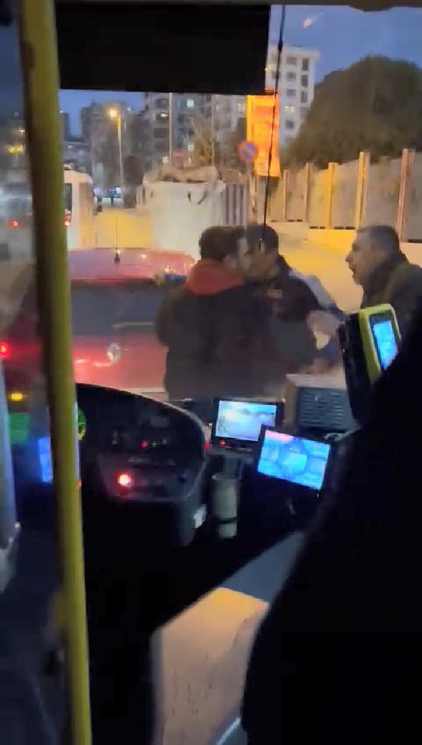 İstanbul’da trafikte dehşet! İETT otobüsünü sıkıştırdı yolcuların üzerine sürdü - 2