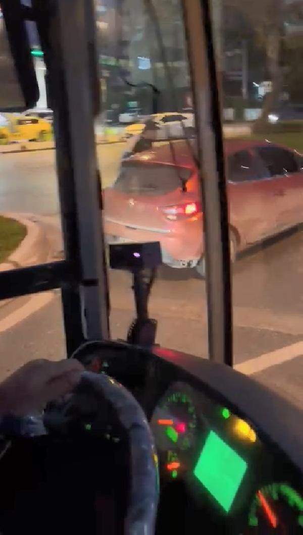 İstanbul’da trafikte dehşet! İETT otobüsünü sıkıştırdı yolcuların üzerine sürdü - 1