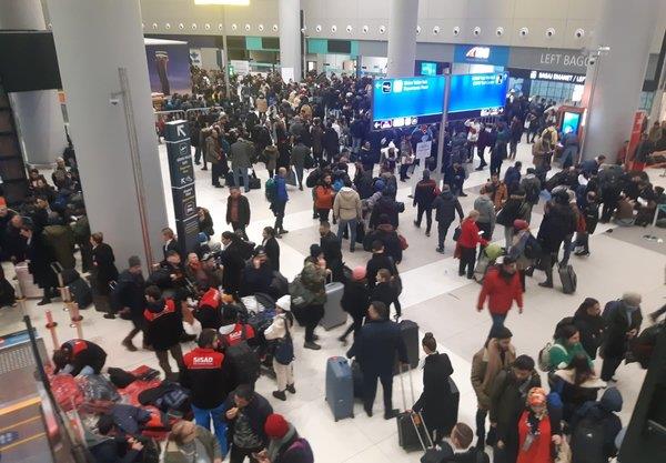 1675739842819.jpeg Binlerce yardım gönüllüsü İstanbul Havalimanı'na akın etti - 2