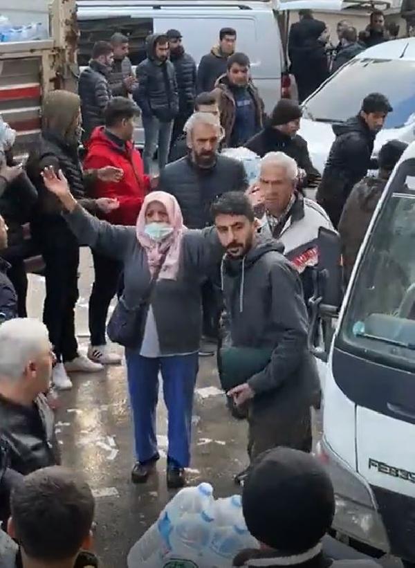 elimde-sadece-bu-var-deyip-uzerindeki-pardosuyu-yardim-toplayan-gorevliye-verdi-o-anlar-kamerada-1675947446890.jpg "Elimde sadece bu var" deyip üzerindeki pardösüyü yardım toplayan görevliye verdi! O anlar kamerada - 3