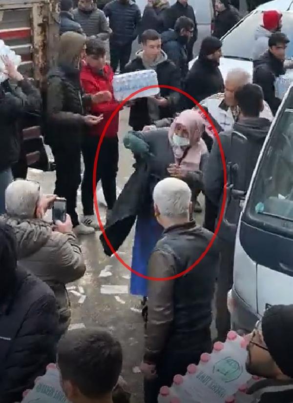 elimde-sadece-bu-var-deyip-uzerindeki-pardosuyu-yardim-toplayan-gorevliye-verdi-o-anlar-kamerada-1675947450181.jpg "Elimde sadece bu var" deyip üzerindeki pardösüyü yardım toplayan görevliye verdi! O anlar kamerada - 1
