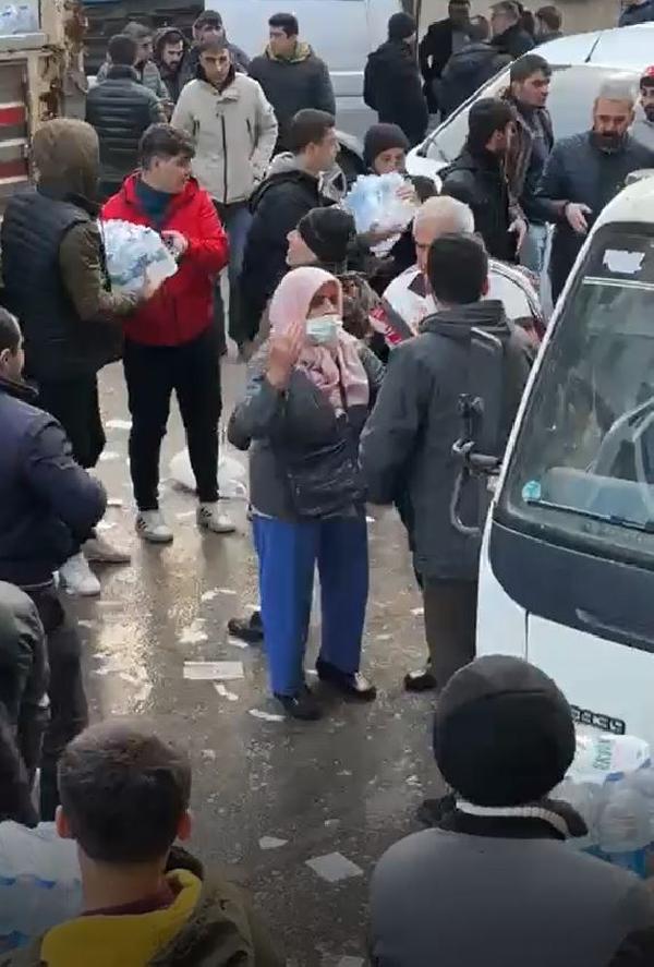 elimde-sadece-bu-var-deyip-uzerindeki-pardosuyu-yardim-toplayan-gorevliye-verdi-o-anlar-kamerada-1675947452667.jpg "Elimde sadece bu var" deyip üzerindeki pardösüyü yardım toplayan görevliye verdi! O anlar kamerada - 2