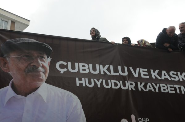 Kemal Kılıçdaroğlu’nun seccade skandalına Trabzon’da tepki! Birincide yaşlılıktır dedik! İkinciyi neden yaptınız?