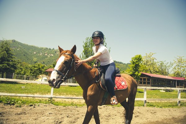 ‘Vermem Seni Ellere’ için hazırlıklar başladı! Buse Meral yeni rolü için binicilik eğitimi aldı