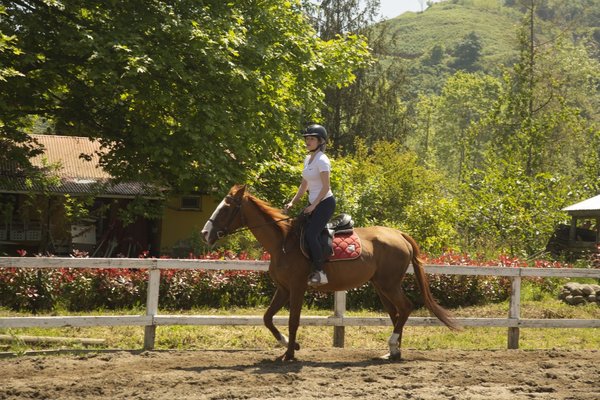‘Vermem Seni Ellere’ için hazırlıklar başladı! Buse Meral yeni rolü için binicilik eğitimi aldı