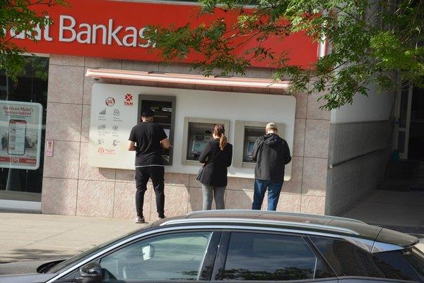 1685450481472.jpeg Ekrem İmamoğlu'nun banka manipülasyonu patladı! Vatandaş rahatça parasını çekti İBB Başkanına tepki gösterdi - 1