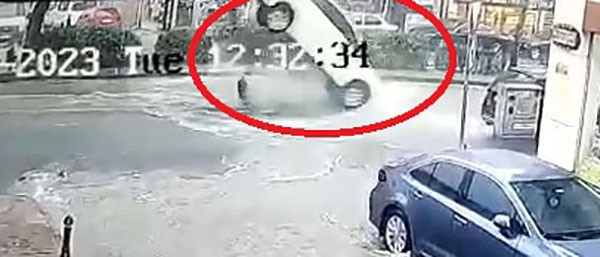 Takla atmaktan son anda kurtuldu! Rögar kapağı otomobili böyle savurdu - 1