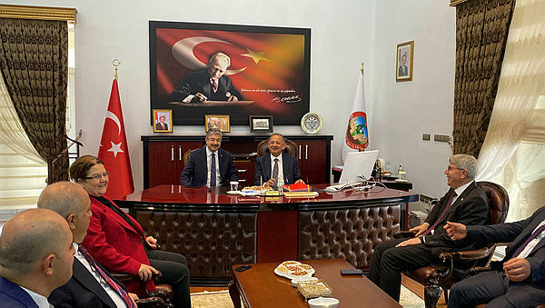 bakan-ozhaseki-yapi-yasagi-getirecegimiz-yerler-var-1687188844428.jpg Bakan Özhaseki Osmaniye'de konuştu: İmar planlarında revize yolda! - 1