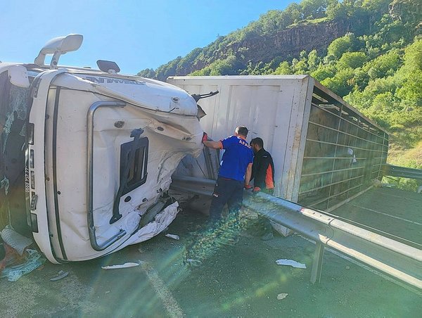 1687720398902.jpg Kurban Bayramı öncesinde Bitlis'ten kötü haber! Karayolunda TIR devrildi sürücü ve 150 koyun öldü - 1
