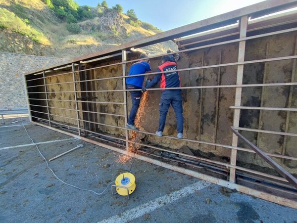 1687720428187.jpg Kurban Bayramı öncesinde Bitlis'ten kötü haber! Karayolunda TIR devrildi sürücü ve 150 koyun öldü - 4