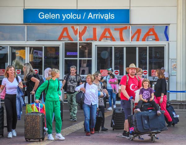 Antalya’ya hava yoluyla gelen turist sayısı 6 milyonu aştı