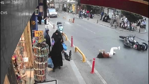 1691656479901.jpg Fatih’te korkutan skuter kazası: 2 kişi yaralandı - 3