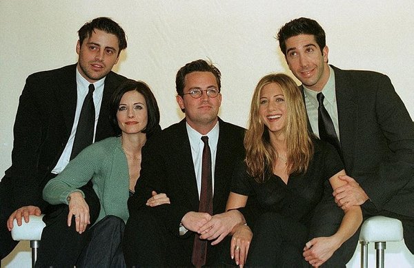 1698567429445.jpeg Matthew Perry kimdir, neden öldü? Friends dizisinin Chandler Bing'i kaç yaşındaydı? Rol aldığı dizi ve filmler... - 1