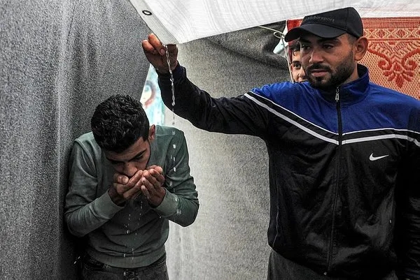 ’Susuz’ Gazze’ye 39 gün sonra yağmur yağdı! İnsani kriz boyut atladı...