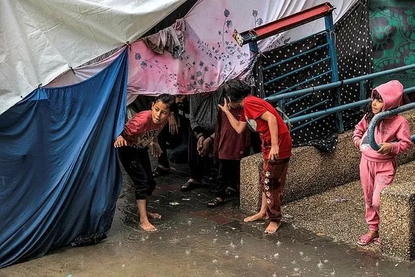 ’Susuz’ Gazze’ye 39 gün sonra yağmur yağdı! İnsani kriz boyut atladı...