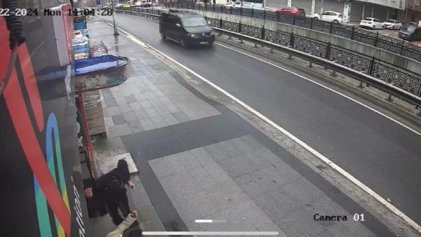1705933850669.jpg Akılalmaz olay! Esenyurt'ta sokak sokak gezerek 10 kişi bıçaklayan saldırgan yakalandı - 2
