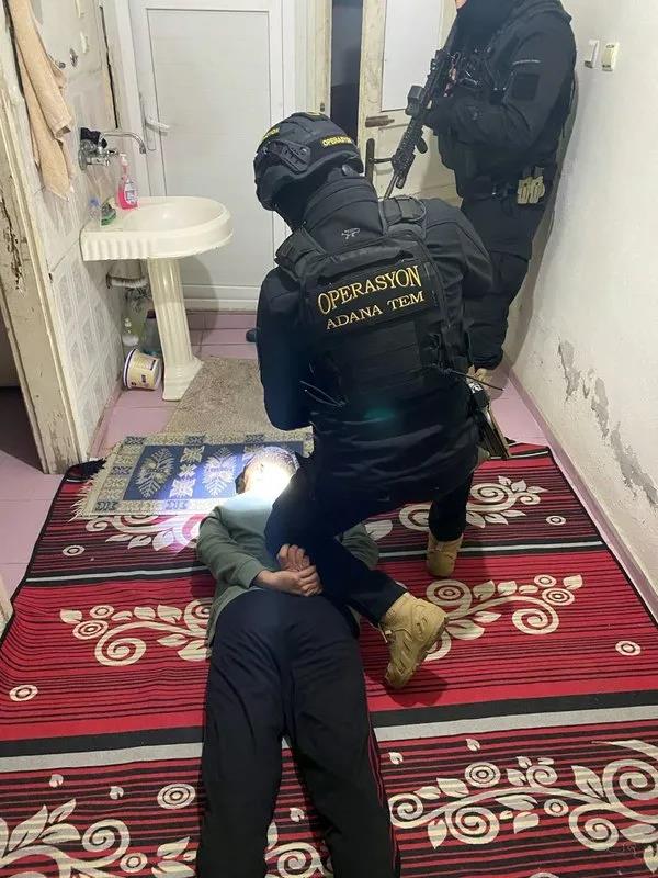 1707558544919.jpeg Adana'da PKK elebaşı Abdullah Öcalan'ın posterini asan 2 şahıs paketlendi - 1