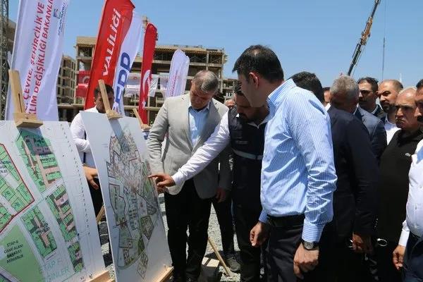 Bakan Kurum deprem konutları için tarih verdi! Evine girmeyen depremzede kalmayacak - 1