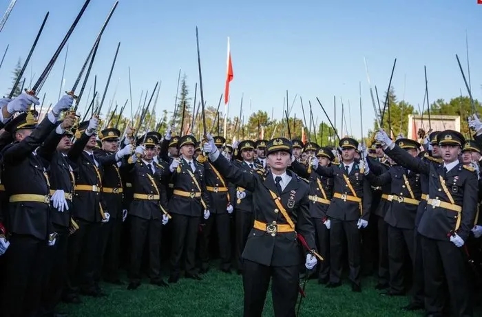 Korsan yeminle kılıç çeken askerler (ahaber.com.tr)  