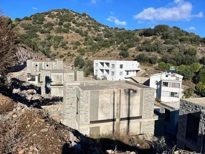 Sözde çevresi Suavi’nin ağaçları katledip diktiği villalar ( A Haber arşiv)