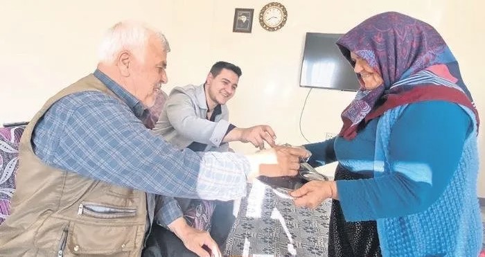Bekçi çiftinin yeni konutlarını çok beğendiklerini ve çok mutlu olduklarını belirtti. (Sabah) 