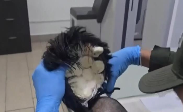 Peruğundan kokain kapsülü çıktı (A Haber ekran görüntüsü)