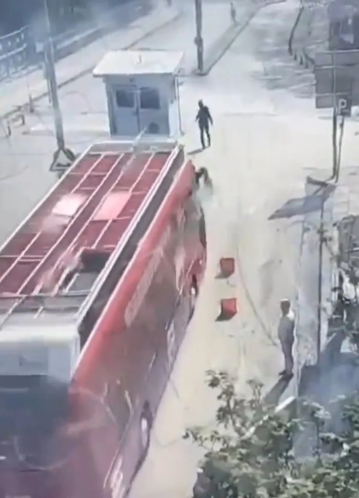 Ankara’da CHP otobüsünün şoförü polisin üzerine sürdü! Bakan Yerlikaya’dan açıklama...