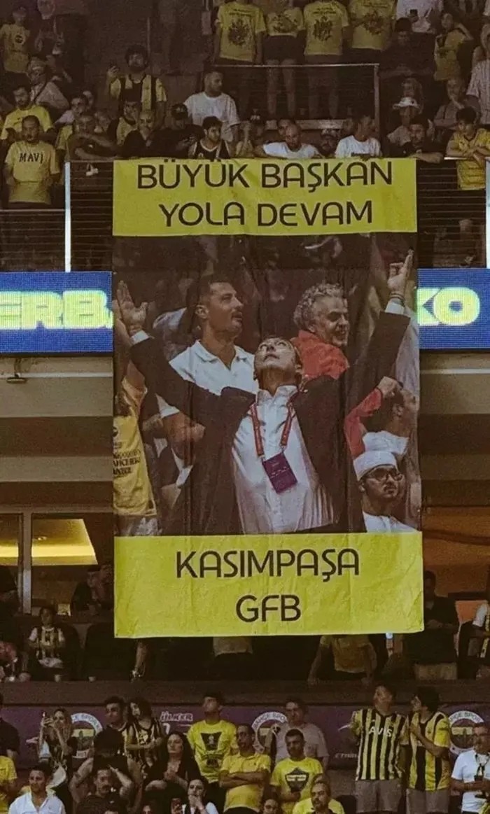Öte yandan tribündeki bazı taraftarlar Ali Koç'a destek verdi (X)