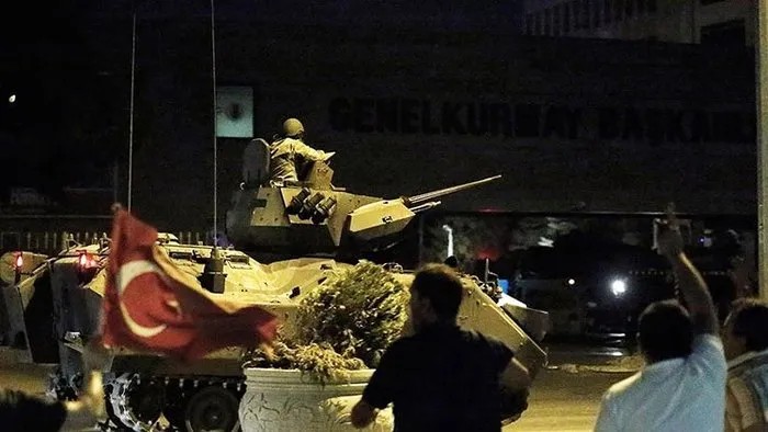 La nación se enfrentó a los tanques conducidos por traidores pertenecientes a FETÖ. (Archivo de noticias)