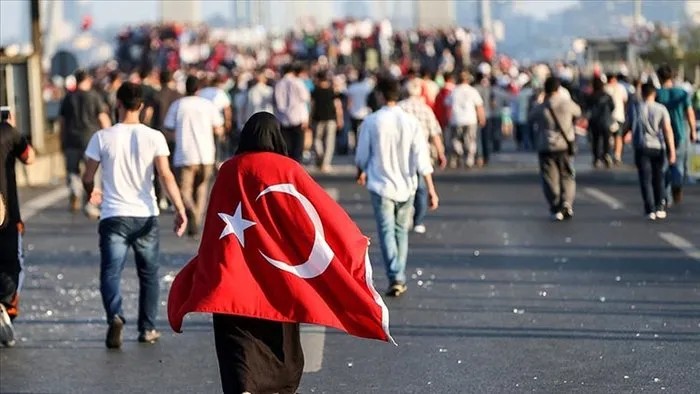 On binlerce vatandaş o gün sokağa dökülerek darbecilerin önüne set kurdu. (A Haber arşiv)