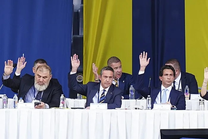 Ali Koç ile Sadettin Saran karşı karşıya! Fenerbahçe’de kongre heyecanında ilk gün sona erdi!