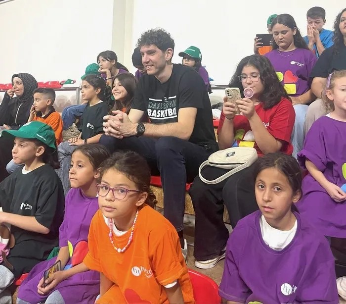 1760009526750.jpeg Geleceğin oyun kurucuları sahada! Hayat Yeniden Çocukları maç öncesi seremoniyle tüm dünya yetimlerine umut oldu - 2
