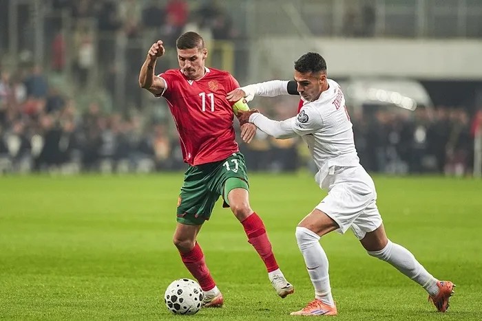 Bir pozisyonda milli oyuncu Zeki Çelik (sağda) ile Bulgaristan oyuncusu Kiril Despodov (solda) mücadele etti