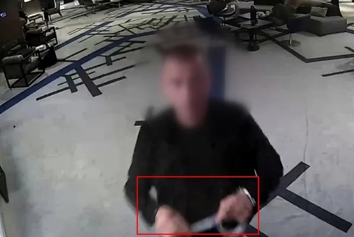 Ekrem İmamoğlu'nun koruması otel kamerasını böyle bantlarla kapattı. (AA)