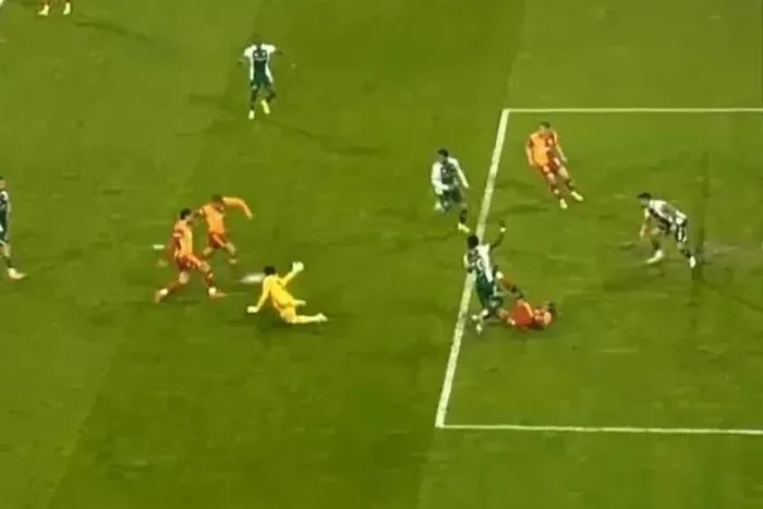 Fenerbahçe maçı sonrası Galatasaray’dan olay paylaşım: "Sizce hangisi ofsayt?" - 4