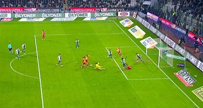 tff-acikladi-23-hafta-var-kayitlari-yayinlandi-1771954788546.jpeg Tartışma yaratan pozisyonun VAR kayıtlarını TFF açıkladı! İşte hakemler arasında geçen diyaloglar - 3