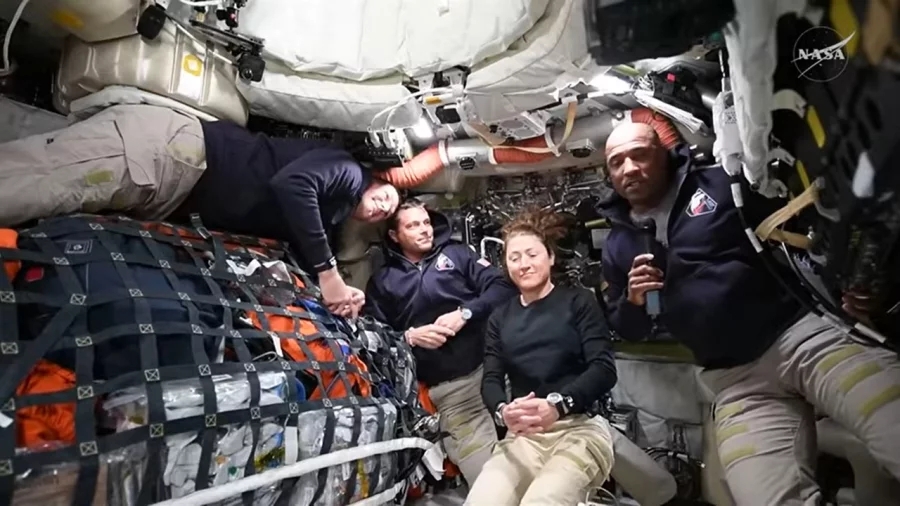 Artemis II görevinde pelüş bir oyuncak, sıfır yerçekimini simgeleyen işaret oldu.